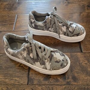 NWOT Qupid Camo Platform Sneakers Size 6 Green And Tan